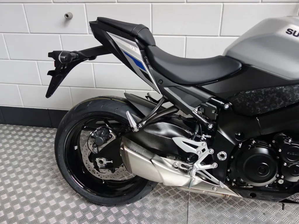 Gebruikte Suzuki GSX naked bike met cc motor uit 2025 bij NIWA Motoren