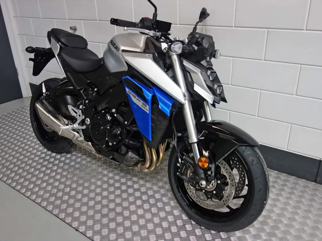 Gebruikte Suzuki GSX naked bike met cc motor uit 2025 bij NIWA Motoren