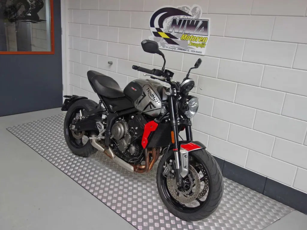 Gebruikte Triumph Trident 660 naked bike met 660cc motor uit 2023 bij NIWA Motoren