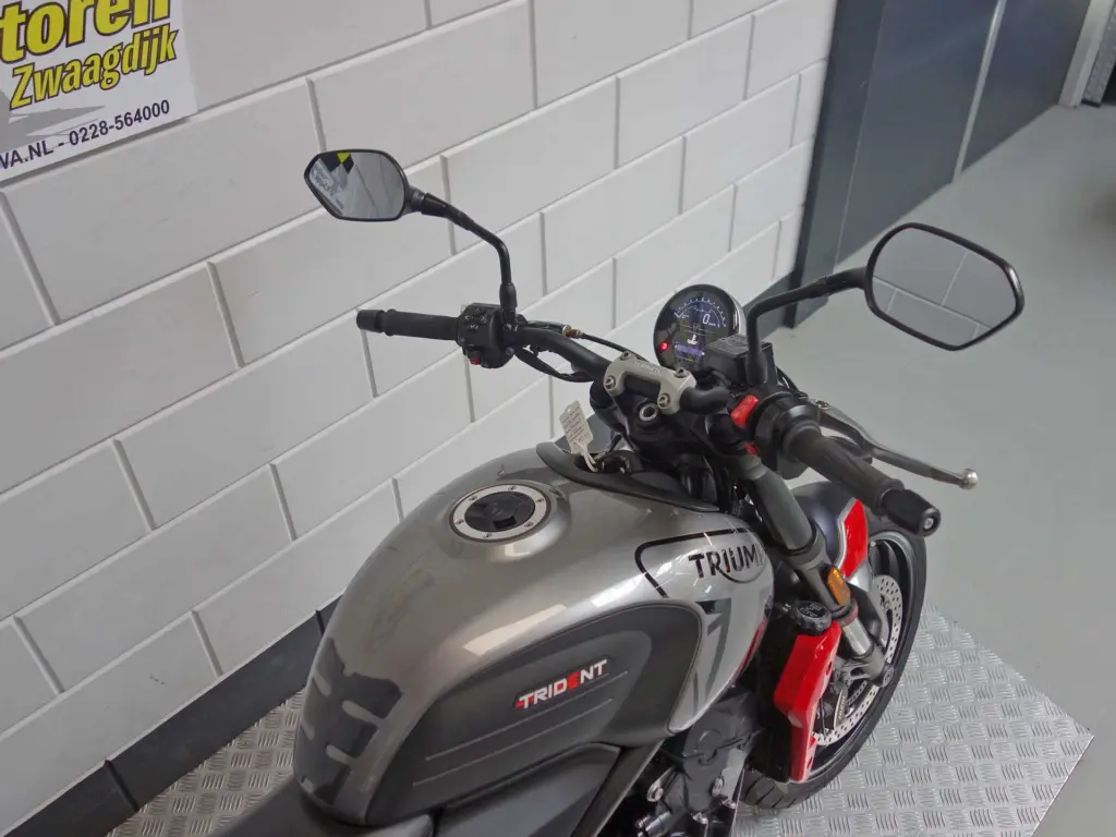 Gebruikte Triumph Trident 660 naked bike met 660cc motor uit 2023 bij NIWA Motoren