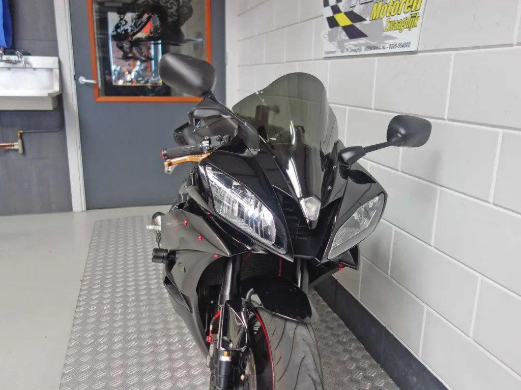 Gebruikte Yamaha YZF supersport met 599cc motor uit 2006 bij NIWA Motoren