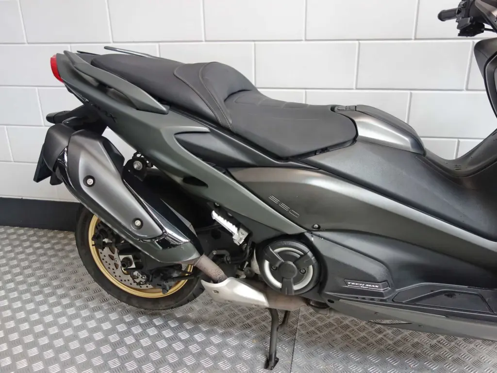 Gebruikte Yamaha T-MAX motorscooter met 562cc motor uit 2020 bij NIWA Motoren