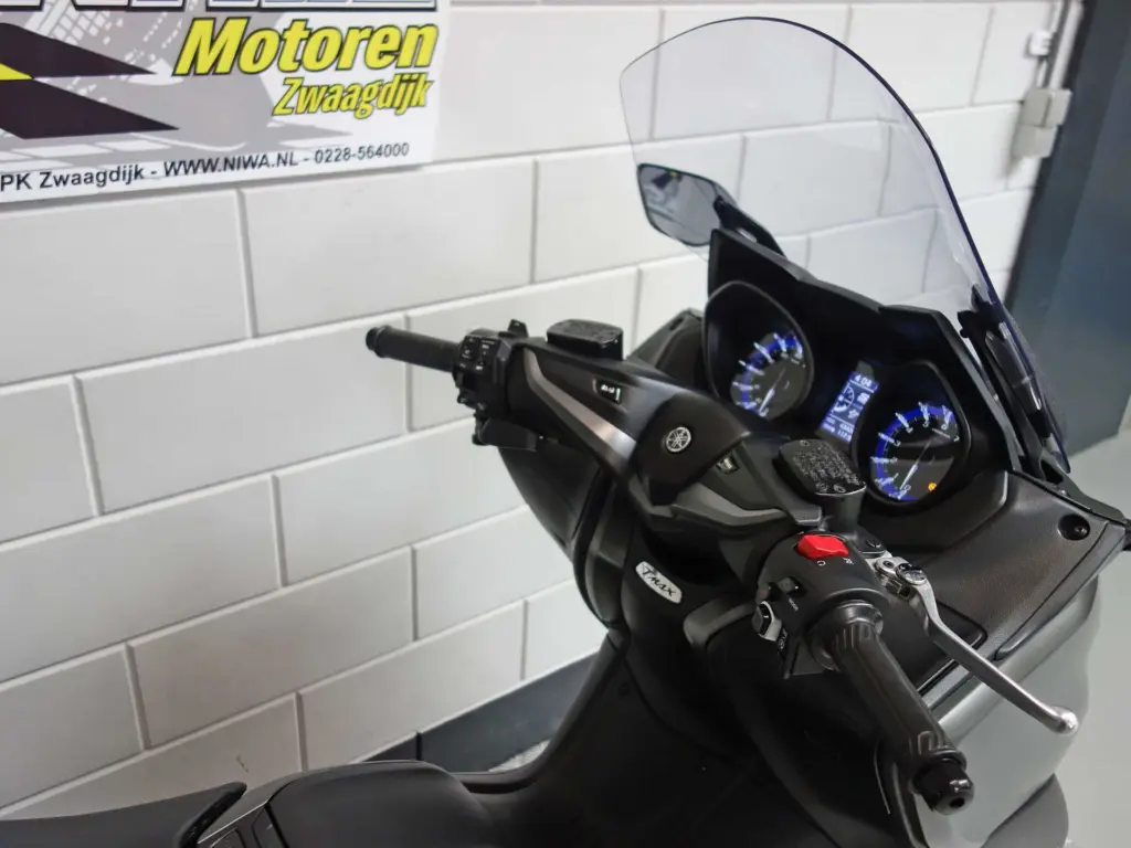 Gebruikte Yamaha T-MAX motorscooter met 562cc motor uit 2020 bij NIWA Motoren
