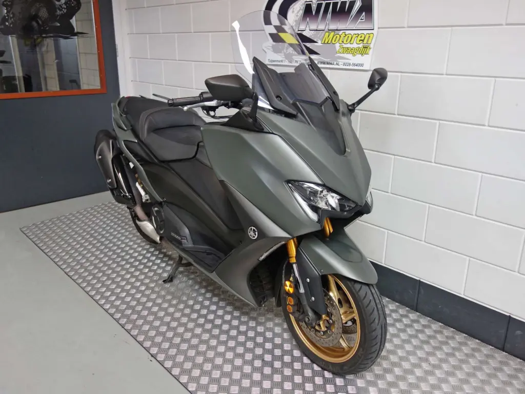 Gebruikte Yamaha T-MAX motorscooter met 562cc motor uit 2020 bij NIWA Motoren
