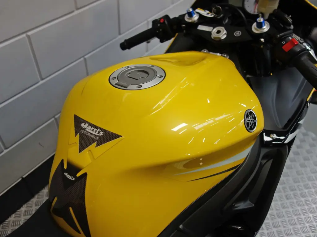 Gebruikte Yamaha YZF supersport met 600cc motor uit 2004 bij NIWA Motoren
